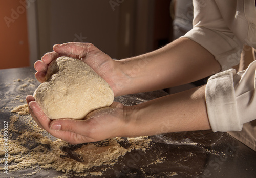 Fotografi hands knead the dough