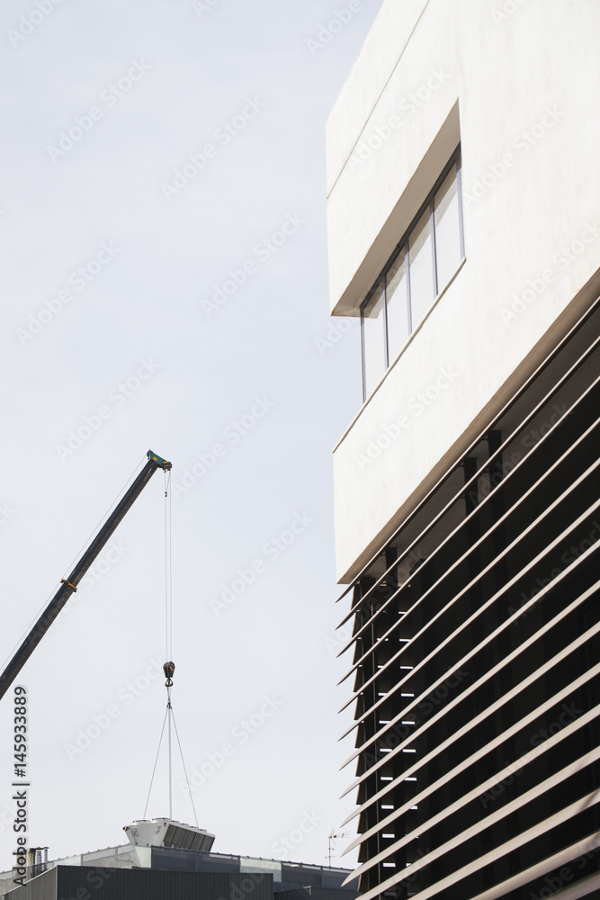 Obraz premium Installation industrial air conditioner with a crane