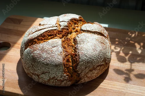 Panel kuchenny z motywem Chleb domowy na drewnianej desce