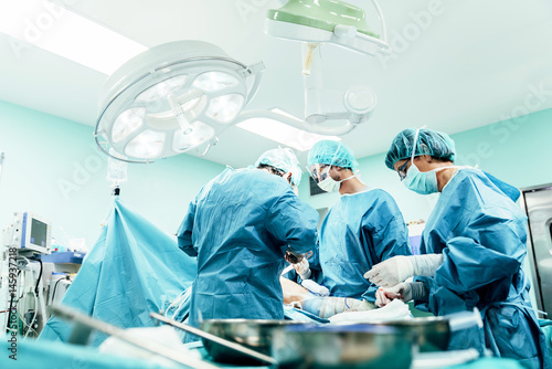 Fotografie, Obraz Team of Surgeons Operating.