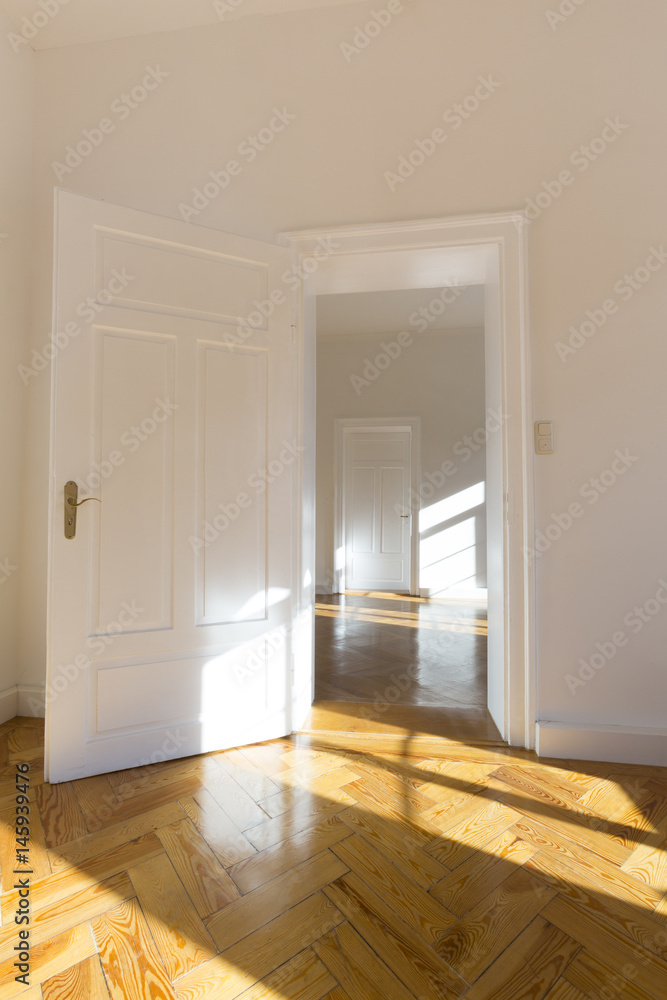 Spacious empty flat with herringbone parquet Spacious empty flat with herringbone parquet