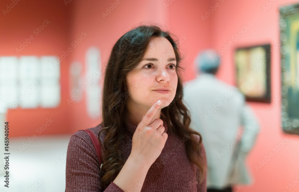 Obraz premium Woman visiting museum and thinking after satisfied