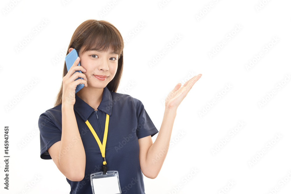 案内する女性作業員