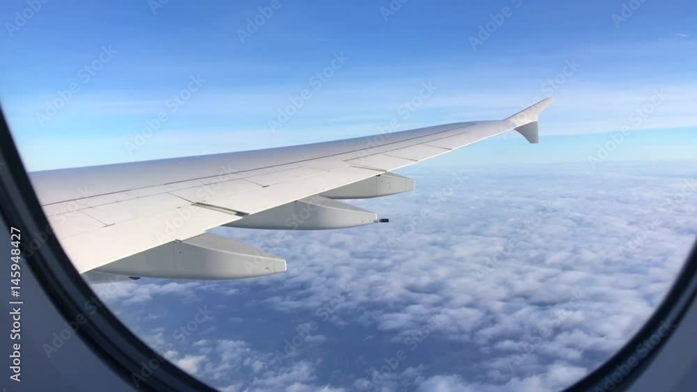 Flügel eines Flugzeuges während des Fluges in einem Jumbo Jet Flügel eines Flugzeuges während des Fluges in einem Jumbo Jet