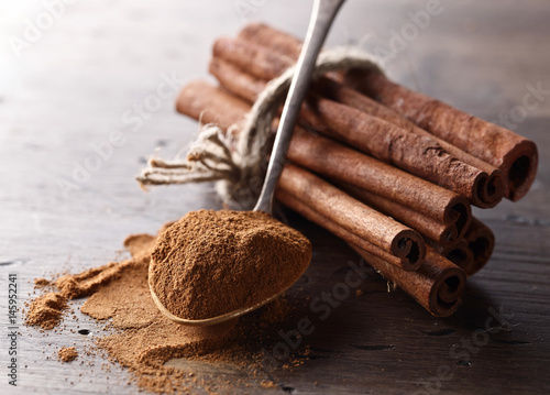 cinnamon sticks and powder on a wooden table