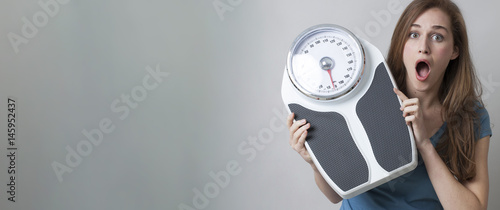 Εκτύπωση καμβά amazed young woman's weight control, header with copy space