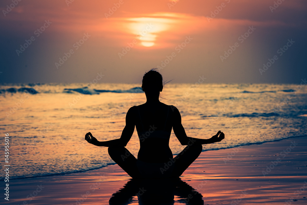 Kobieta ćwicząca jogę przy zachodzie słońca - obrazy, fototapety, plakaty 