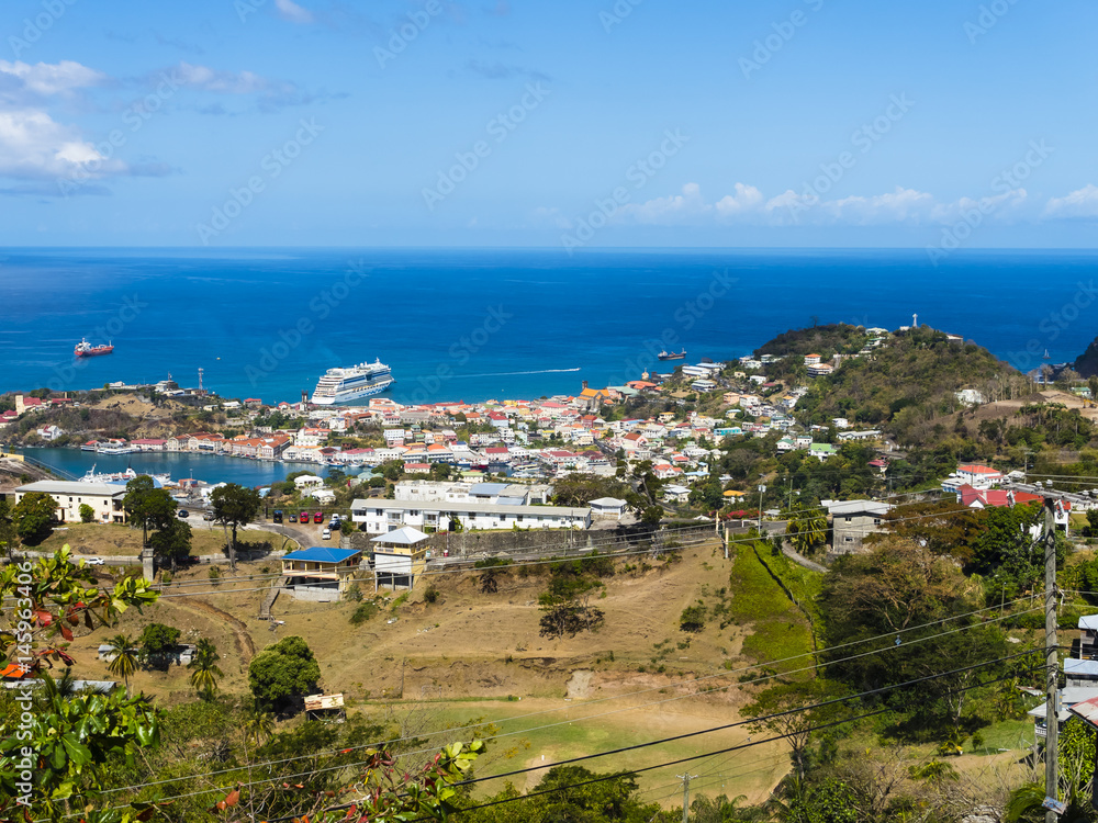 Blick auf Saint George-Harbour, Kreuzfahrtschiff,  Grenada, Kleine Antillen, Karibik, Mittelamerika