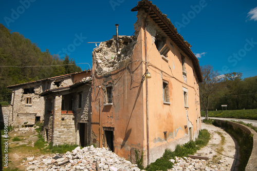 Antico palazzo distrutto dal terremoto del centro Italia photo