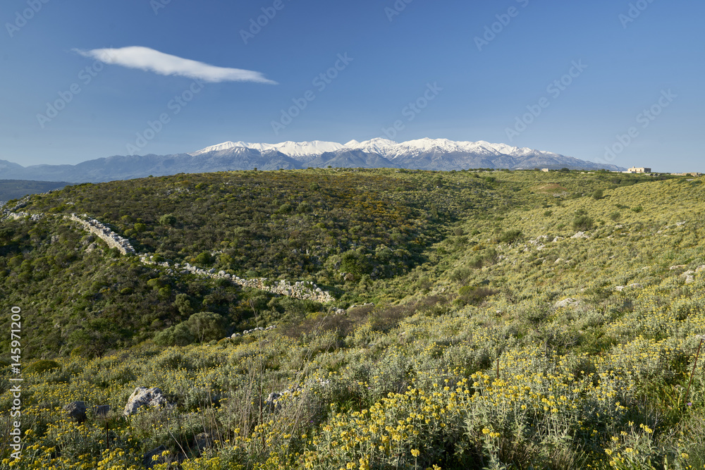Landschaft bei Aptera mit Blick auf die Weissen Berge (Lefka Ori)