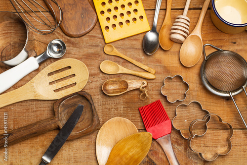 Utensilios de cocina sobre una mesa de madera rústica. Vista superior photo