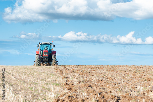 Tractor arando las tierras