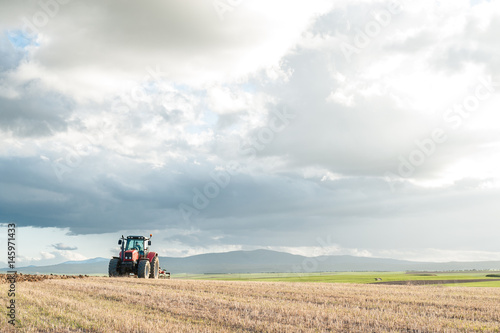 Tractor arando las tierras