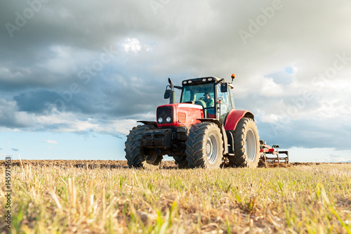 Tractor arando las tierras