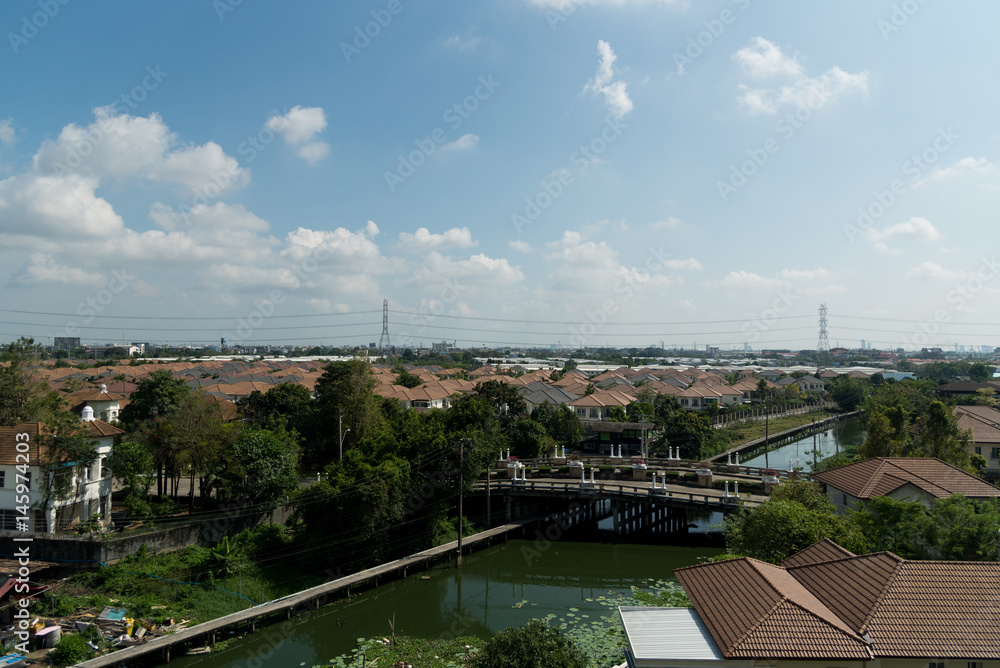 Obraz premium bird eye view rooftop of habitat for humanity under blue sky and cloud
