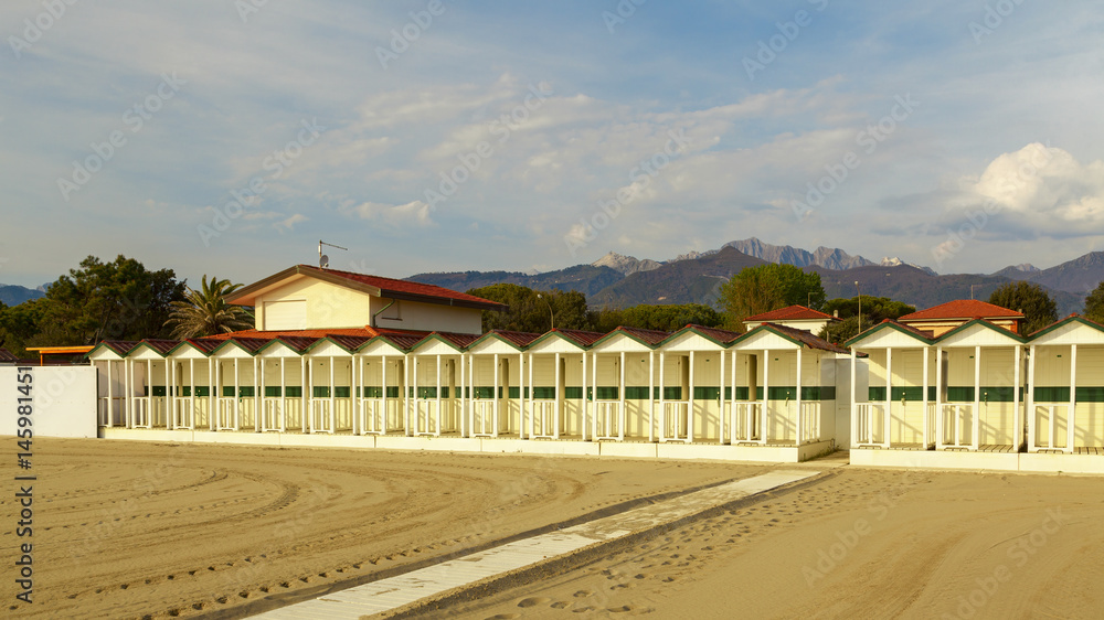 Obraz premium sea cabins view on versilia beach on sunset