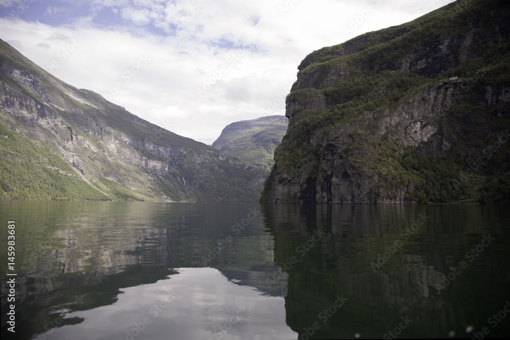 gairangen,felsspiegelung, fjorde