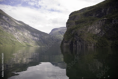 gairangen,felsspiegelung, fjorde