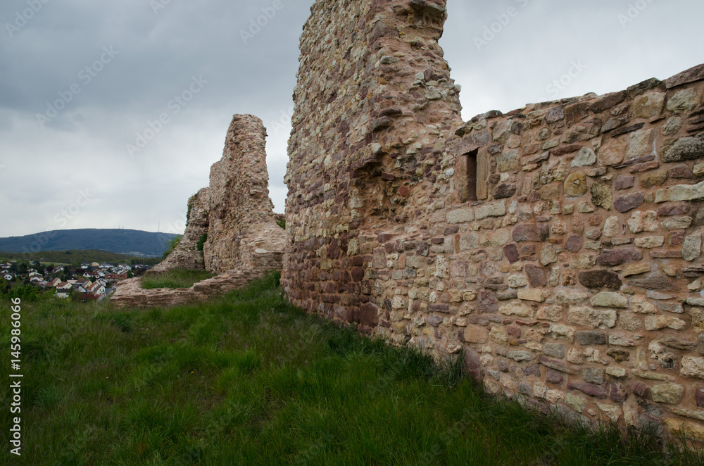 mauerreste der burg neu-bolanden auf dem schlossberg über bolanden in der pfalz mauerreste der burg neu-bolanden auf dem schlossberg über bolanden in der pfalz