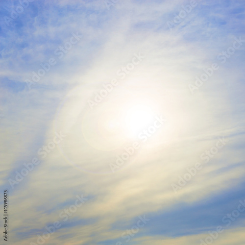 Sonnenschein durch leicht bedeckten Himmel photo