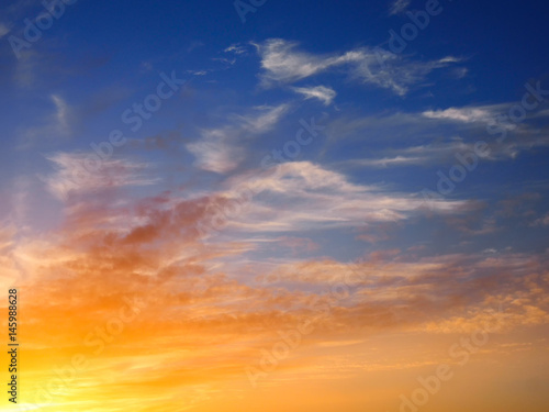 Fototapeta Naklejka Na Ścianę i Meble -  Himmel mit Wolken zum Sonnenuntergang, auch als Hintergrund nutzbar