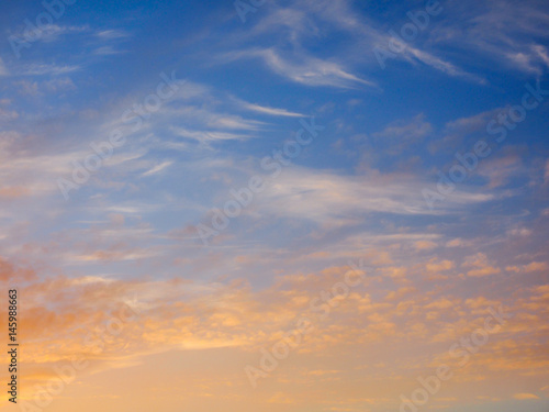 Himmel mit Wolken zum Sonnenuntergang, auch als Hintergrund nutzbar