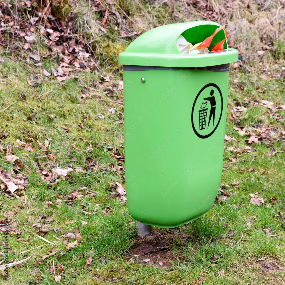 Öffentlicher Mülleimer mit Plastiktüte im Müll Öffentlicher Mülleimer mit Plastiktüte im Müll