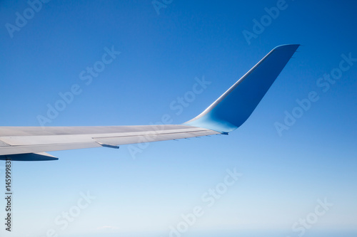 Flugzeugtragfläche und schöner Himmel