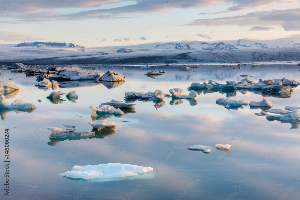 Die Gletscherlagune Jökulsárlón auf Island im Morgenlicht