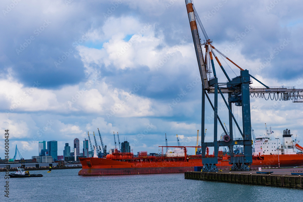 Frachtschiff im Hafen von Rotterdam