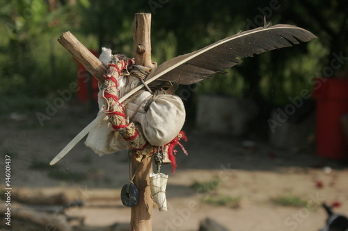 pluma y piedras en palo de madera