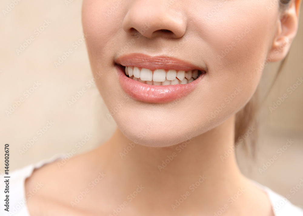 Obraz premium Smiling young woman, closeup