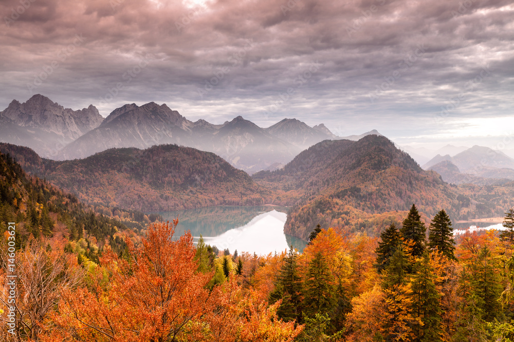Blick auf den Alpsee in den Allgäuer Alpen in Bayern im Herbst