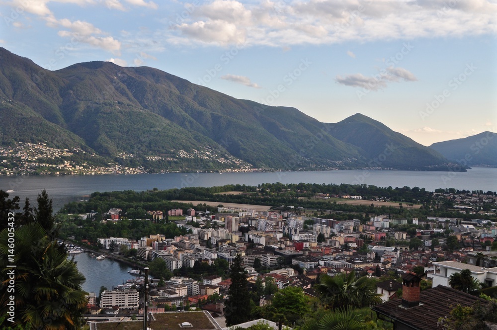 Aussicht auf die Dächer der Stadt Locarno und den Lago Maggiore - See im Tessin, Schweiz