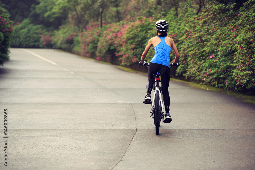 Obraz premium cyclist cycling mountain bike on foggy forest trail