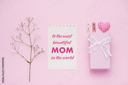 Gift box tied with pink ribbon and white flowers for mothers day © makistock