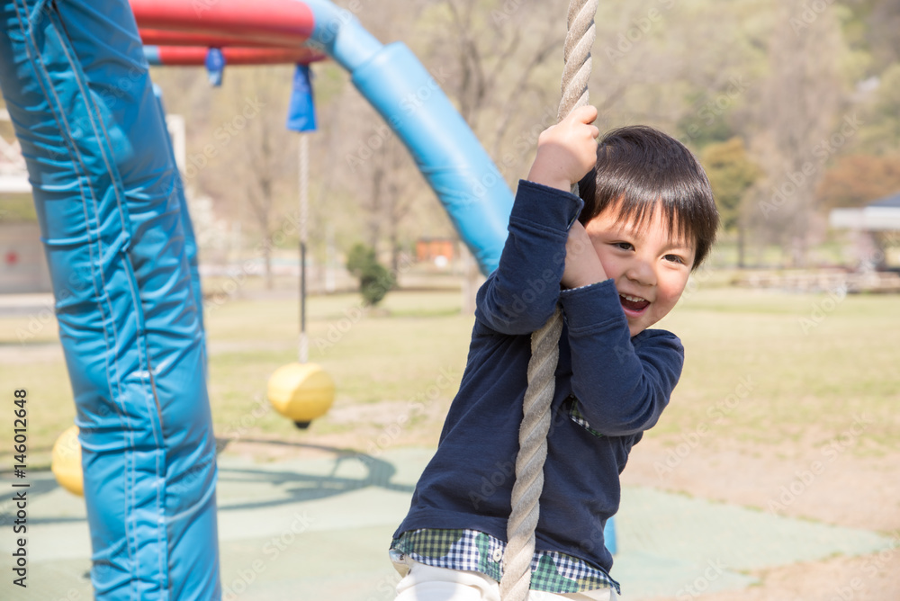 Obraz premium 公園で遊ぶ男の子