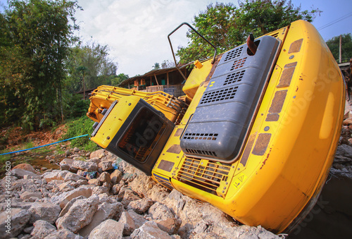 The backhoe is overturning at the construction site, Top Photos