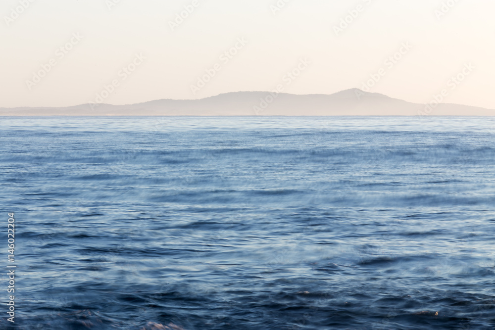 Obraz premium An empty body of ocean and a distant land mass on the east coast of Australia.