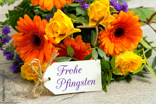Blumen und Karte: Frohe Pfingsten