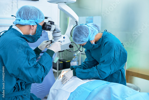 Cuadro en lienzo Performing surgery