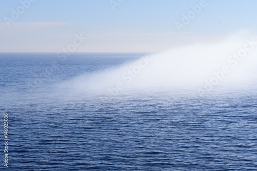 Aufziehender Nebel auf dem Meer