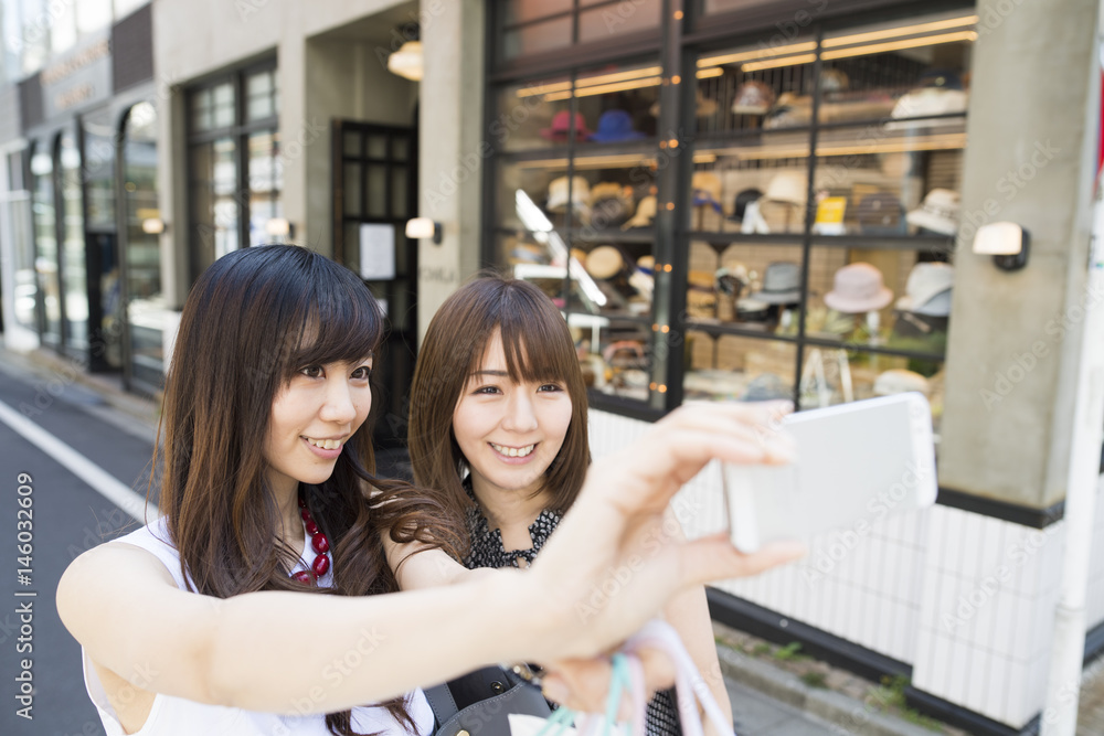 Fototapeta premium Young women are enjoying shopping