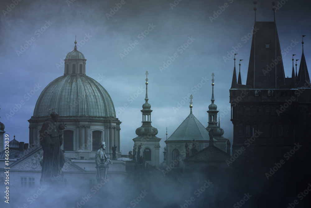 Obraz premium Mysterious evening in Prague. Mystic fog over the Charles Bridge