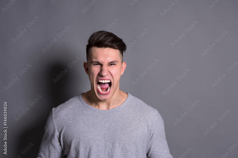 Naklejka premium Feeling angry, furious man shouting loud