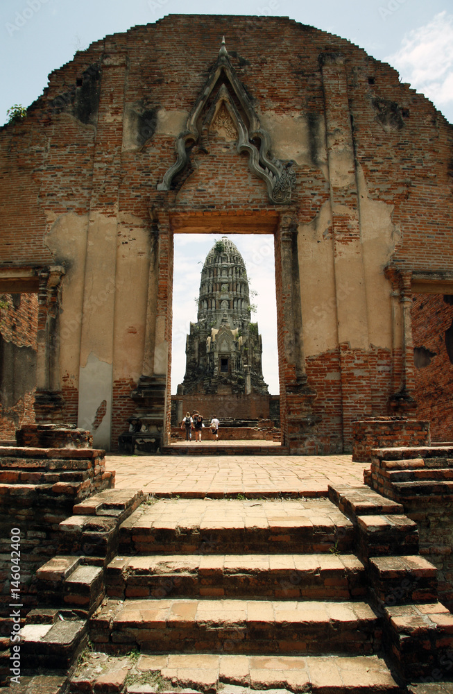 Fototapeta premium Tourists in Ancient ruins of Hindu temple in Ayutthaya in Thailand
