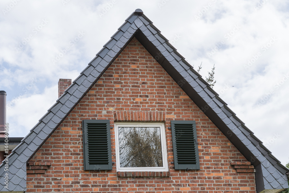 Giebel eines Hauses mit Fenster