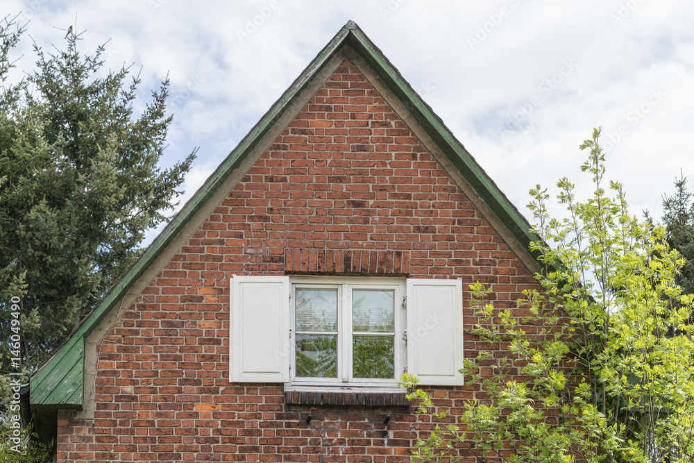 Giebel eines Hauses mit Fenster