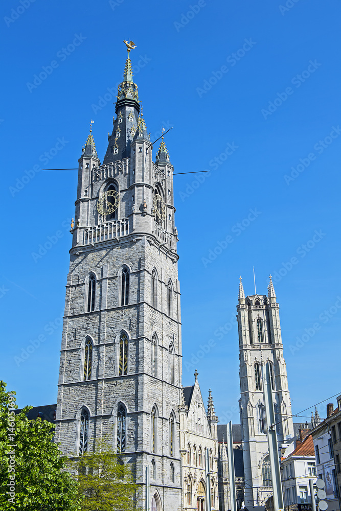 Belfriedturm und Turm der St. Bavo-Kathedrale in Gent, Belgien