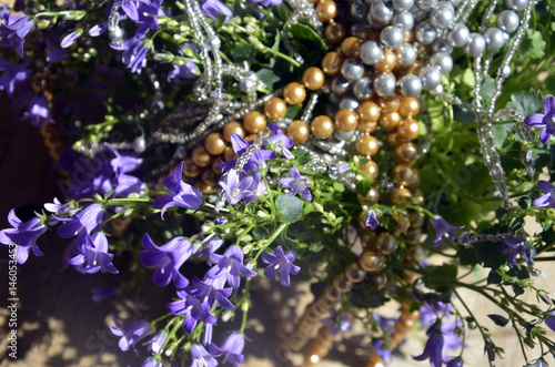 Bouquet de capucine orné de perles argentées et dorées photo